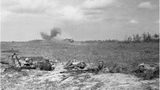 Rotarmisten mit Panzerbüchsen.