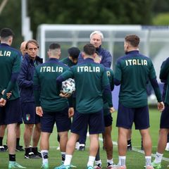 EM Finale Italien gegen England: Trainer Roberto Mancini spricht mit seinen Spielern