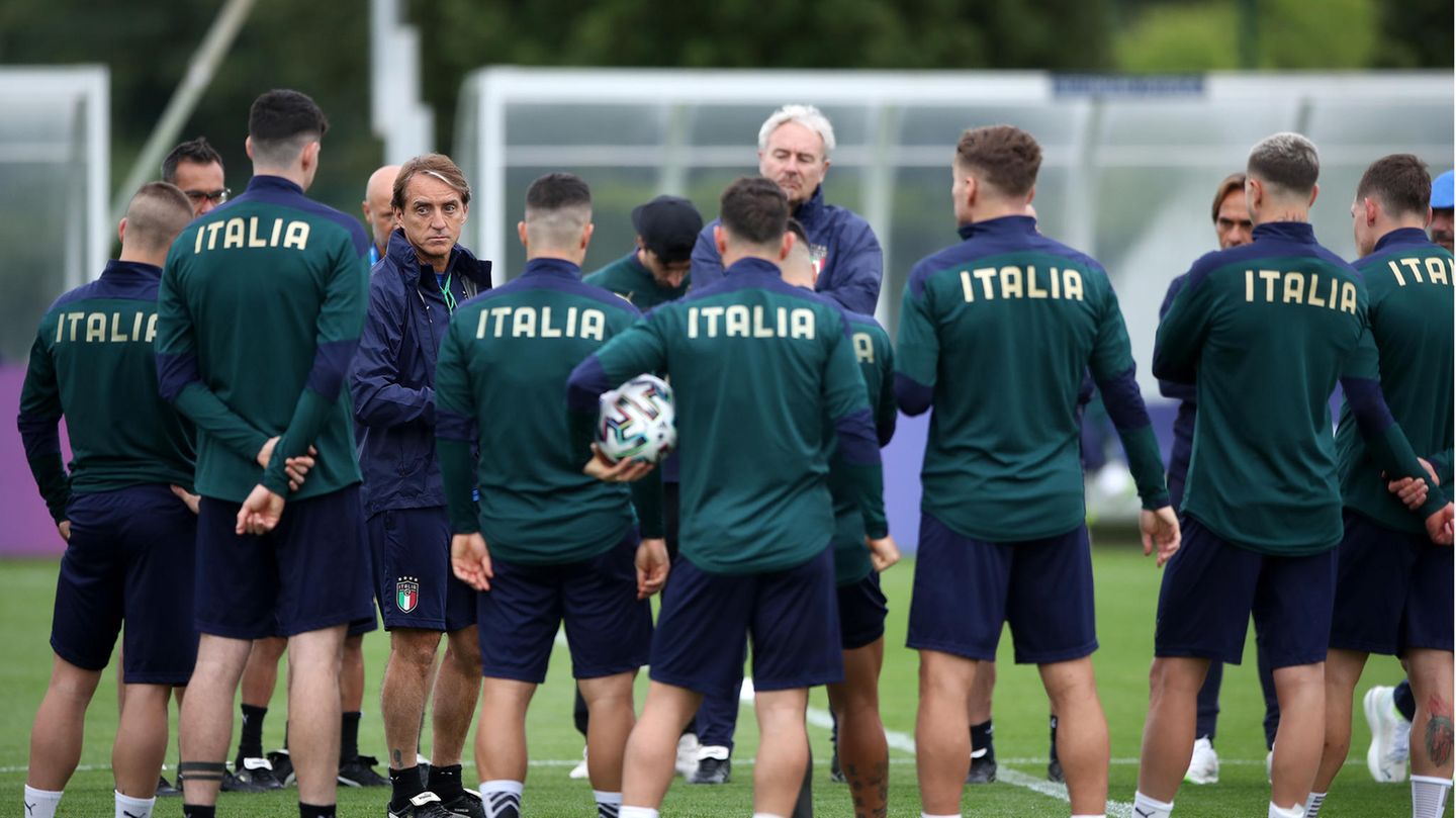 EM Finale Italien gegen England: Trainer Roberto Mancini spricht mit seinen Spielern