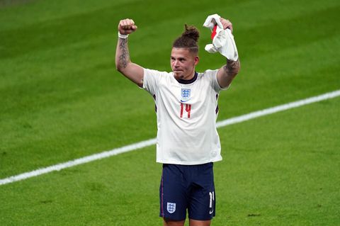 Beim Einzug ins Finale bei der EM 2021 zog Kalvin Phillips ein Trikot zu Ehren seiner Oma an