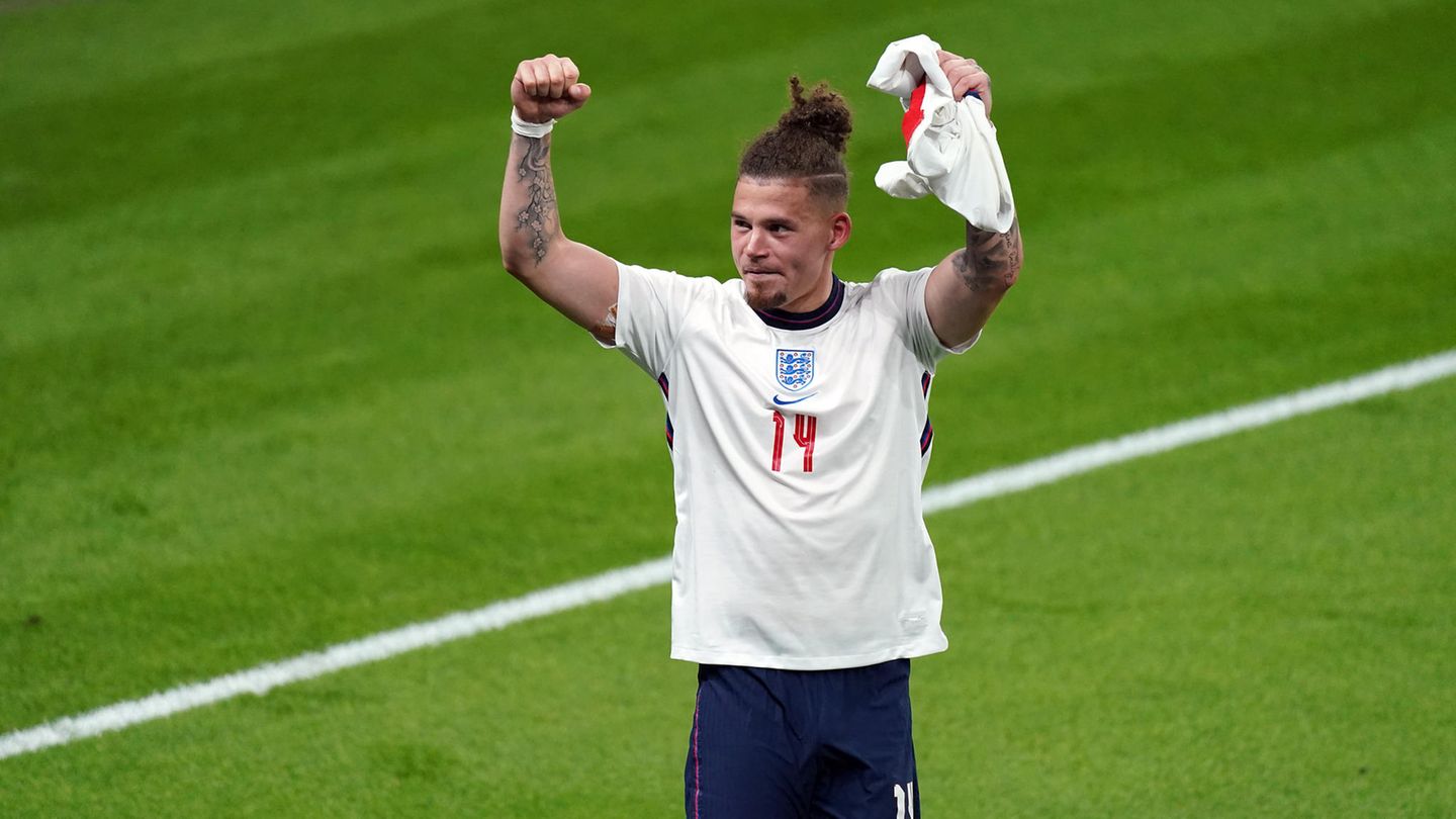 Beim Einzug ins Finale bei der EM 2021 zog Kalvin Phillips ein Trikot zu Ehren seiner Oma an