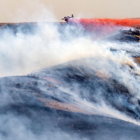 Ein Flugzeug wirft westlich von Clarkston, Wash, Feuerschutzmittel ab