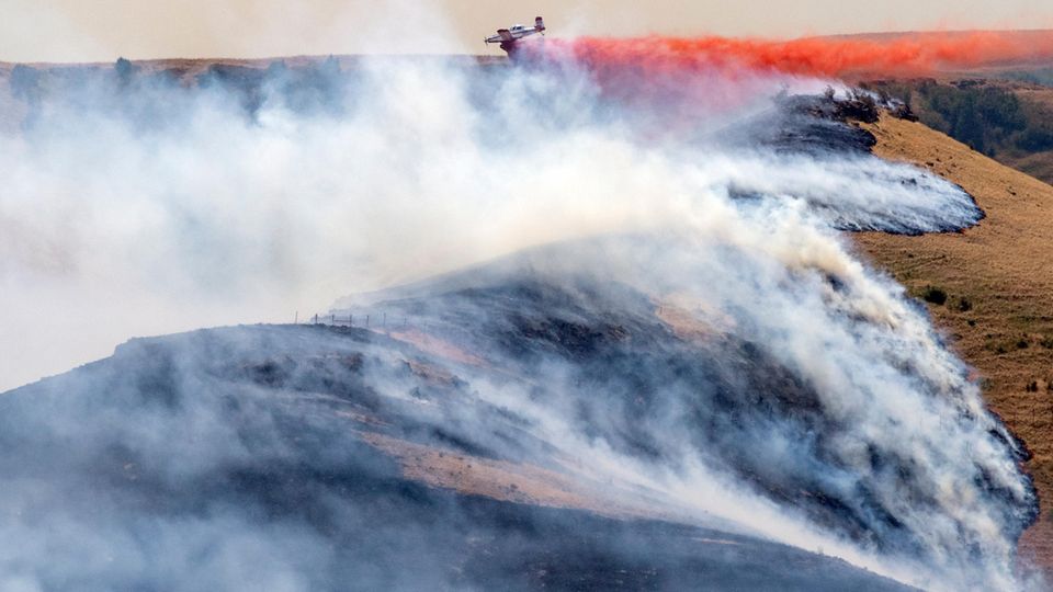 Ein Flugzeug wirft westlich von Clarkston, Wash, Feuerschutzmittel ab