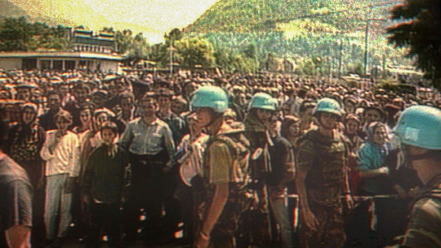 11. Juli 1995: Das Massaker von Srebrenica  Der Bosnienkrieg tobte schon länger als drei Jahre, als Srebrenica fiel. Die Stadt, eine moslemische Enklave, lag eigentlich in einer Schutzzone, die von den Serben in den Tagen vor dem 11. Juli 1995 erobert wurde. Bis zum Abend des Tages waren mehr als 20.000 Menschen ins benachbarte Potočari geflohen, wo UN-Soldaten stationiert waren (Bild). Von dort aus nahm der Genozid, das größte Massaker nach dem Zweiten Weltkrieg, seinen Anfang. Gleichsam unter den Augen der anwesenden Blauhelmsoldaten ermordeten die serbischen Truppen in den folgenden Tagen rund 8000 Bosniaken. Bis heute wurde nur ein Teil der Leichen identifiziert. Die Verantwortlichen des Völkermords, General Ratko Mladić und der serbische Präsident Radovan Karadžić, wurden vom Internationalen Strafgerichtshof als Kriegsverbrecher verurteilt.