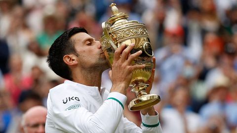 Novak Djokovic küsst die Wimbledon-Trophäe