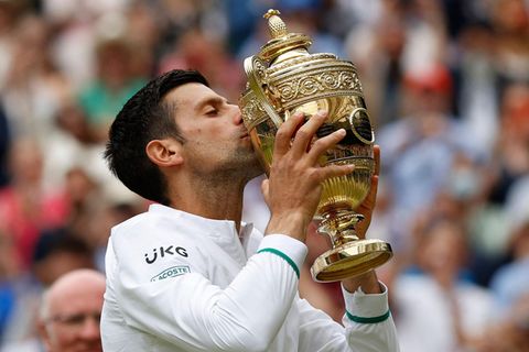 Novak Djokovic küsst die Wimbledon-Trophäe