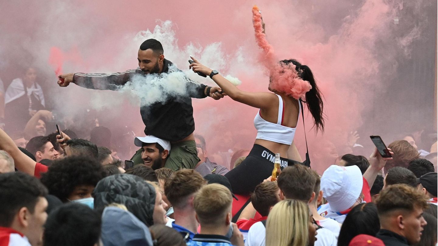 Die Stimmung ist ausgelassen. Was passiert, wenn England das Finale verliert, weiß niemand. Zehnstausende alkoholisierte und enttäuschte Fans könnten zu einem Problem werden.