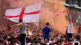 Fan-Wahnsinn in London: Zehntausende sind in der Metropole unterwegs, um das Finale der EM zu erleben. Hier feiern Anhänger am Wembley-Stadion.