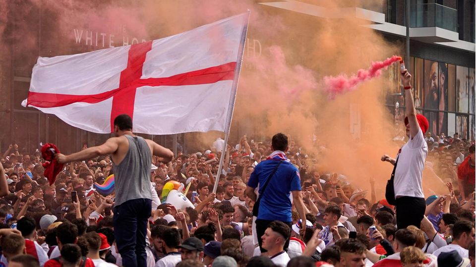 Fan-Wahnsinn in London: Zehntausende sind in der Metropole unterwegs, um das Finale der EM zu erleben. Hier feiern Anhänger am Wembley-Stadion.