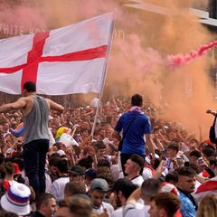 Fan-Wahnsinn in London: Zehntausende sind in der Metropole unterwegs, um das Finale der EM zu erleben. Hier feiern Anhänger am Wembley-Stadion.