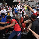 Am Trafalgar Square lassen Anhänger es krachen. Experten und Kritiker sprechen bereits vom Super-Spreader-Sunday angesichts der Corona-Pandemie, weil die Fans sämtliche Hygieneregeln sausen lassen.