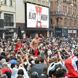 Am Leicester Square versammeln sich Tausende. Das Problem ist der große Alkoholkonsum. Kaum ein Anhänger dürfte nüchtern sein.