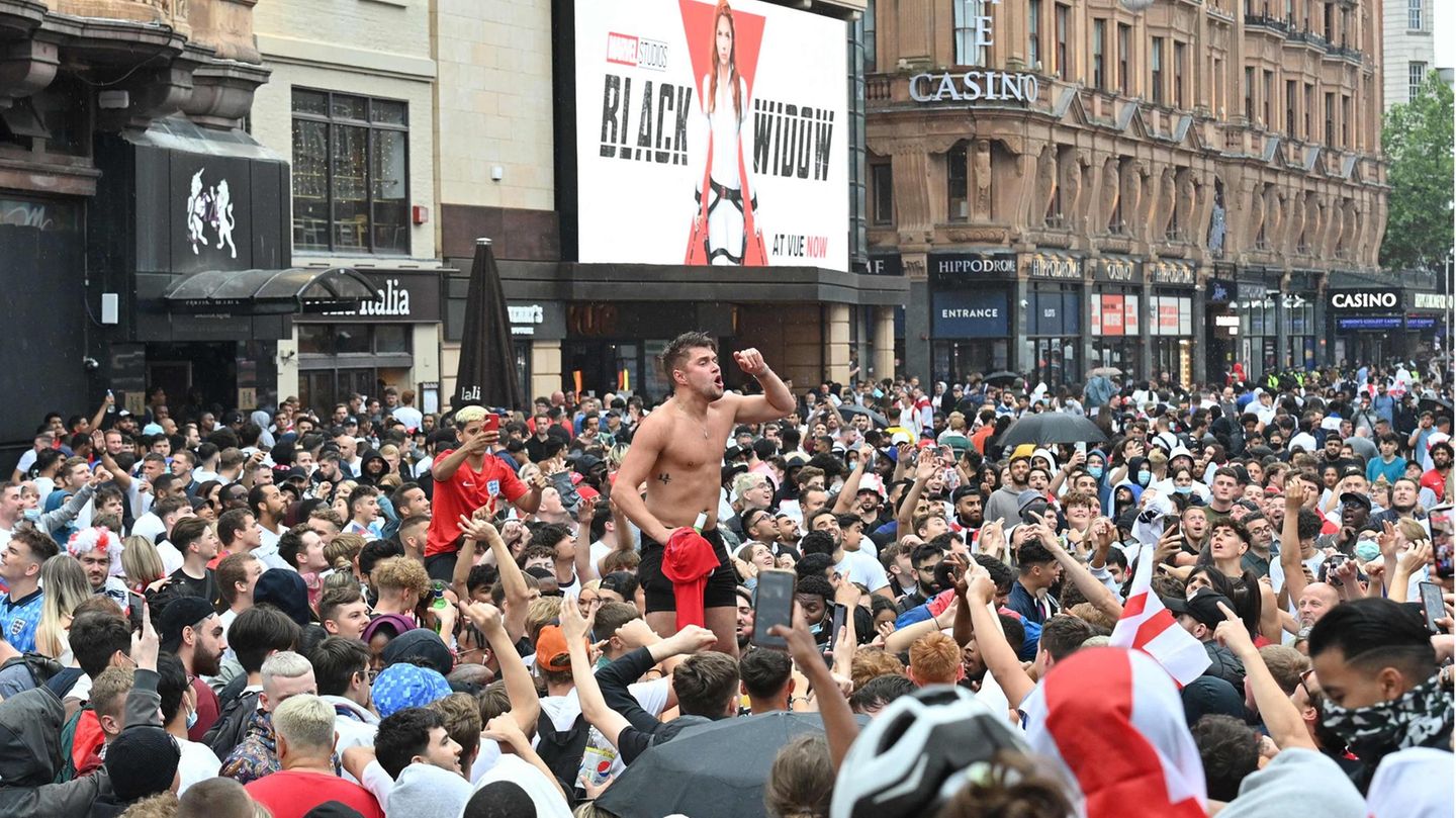 Am Leicester Square versammeln sich Tausende. Das Problem ist der große Alkoholkonsum. Kaum ein Anhänger dürfte nüchtern sein.