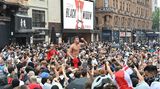 Am Leicester Square versammeln sich Tausende. Das Problem ist der große Alkoholkonsum. Kaum ein Anhänger dürfte nüchtern sein.