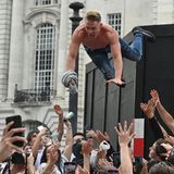 Die spezielle Form des Stage divings am Picadelly Circus, nur nicht in einem Rockclub, sondern mitten in London