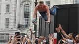 Die spezielle Form des Stage divings am Picadelly Circus, nur nicht in einem Rockclub, sondern mitten in London