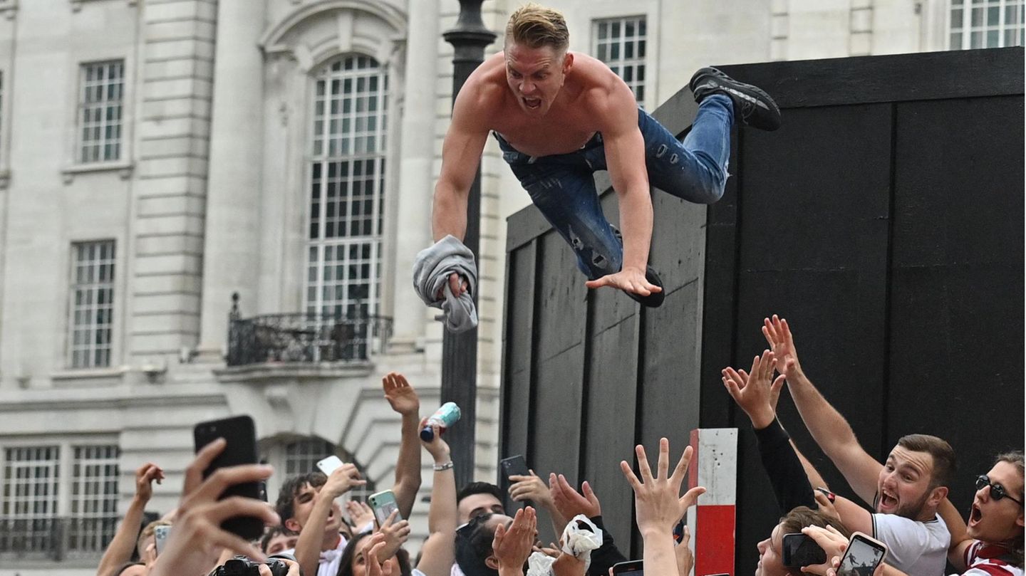 Die spezielle Form des Stage divings am Picadelly Circus, nur nicht in einem Rockclub, sondern mitten in London