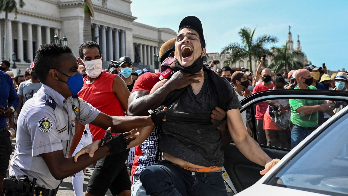 Cuba: Thousands demonstrate against the government