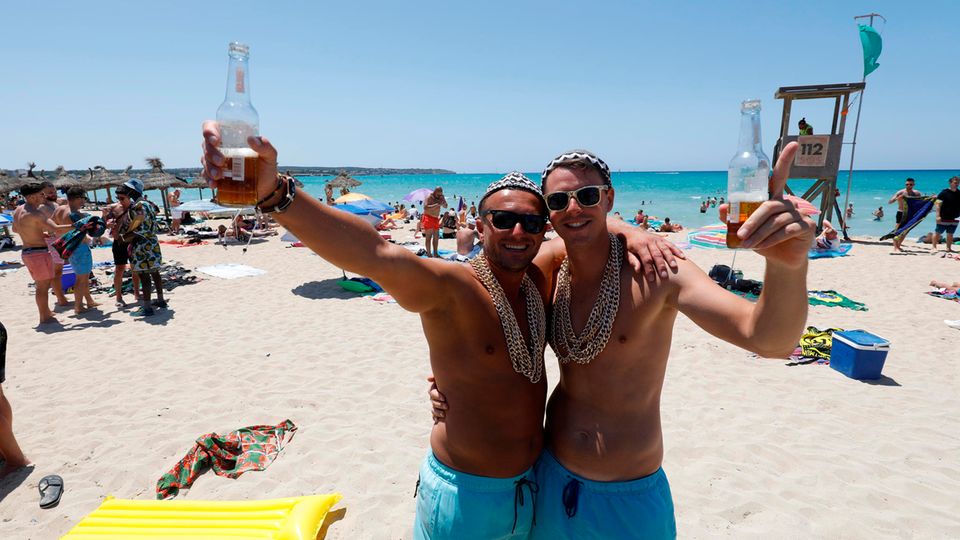 Feiern am Strand von Arenal