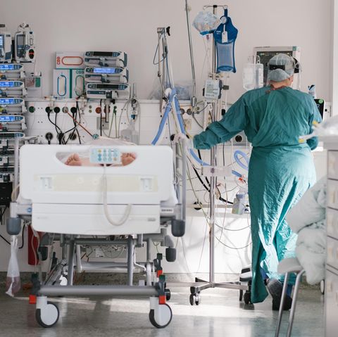 Eine Intensivpflegerin versorgt auf der Intensivstation am Klinikum Braunschweig einen an Covid-19 erkrankten Patienten