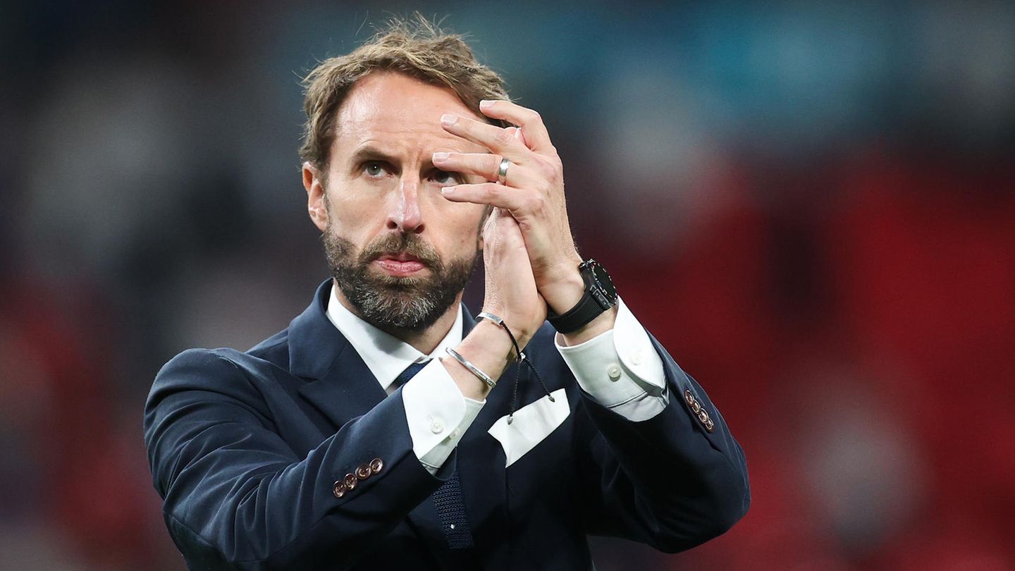 Englands Nationaltrainer Gareth Southgate klatscht in die Hände nach verlorenem EM-Finale 2021