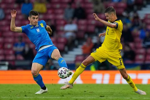 Ukraines Ruslan Malinowskyi und Schwedens Mikael Lustig kämpfen um den Ball