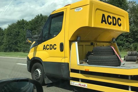 Ein vermeintliches ADAC-Fahrzeug mit dem Schriftzug "ACDC"
