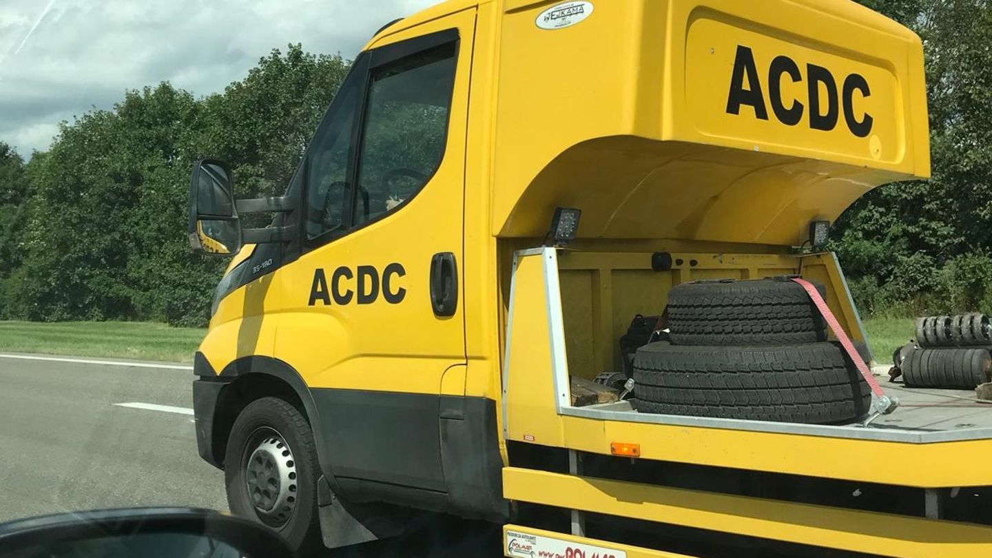 Ein vermeintliches ADAC-Fahrzeug mit dem Schriftzug "ACDC"