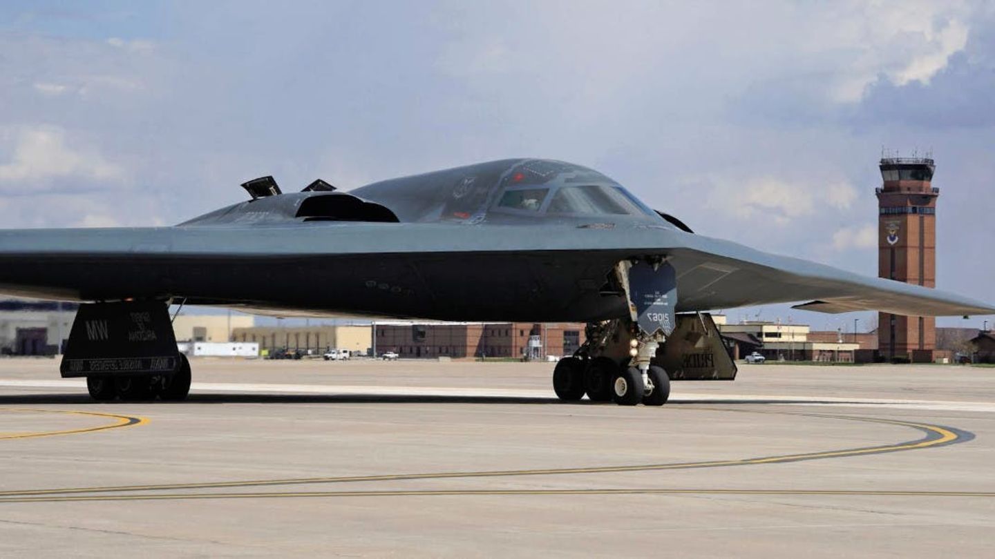 Fotostrecke: Strategischer Stealth Bomber B-21 Raider | STERN.de