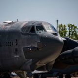 B-52 Atombomber  Zurück von den Toten – B-52 kehrt vom Airforce-Friedhof zurück  Zum zweiten Mal überhaupt kehrte eine B-52 vom Flugzeugfriedhof in Arizona zurück. Vier Monate mussten die Techniker arbeiten, um den Bomber "Wise Guy" wieder flottzukriegen