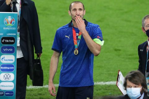Italiens Kapitän Chiellini nach der Siegerehrung.