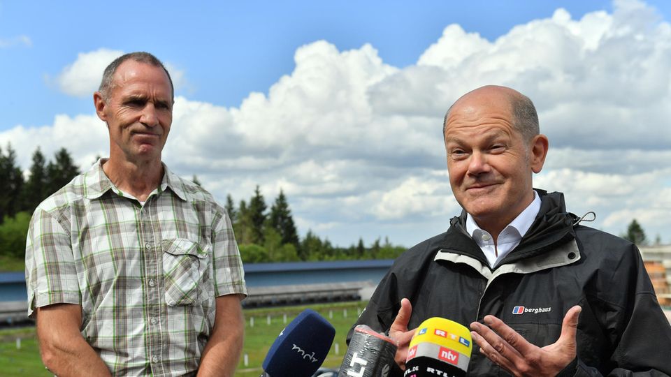 Olaf Scholz (r) and Frank Ullrich stand during Olaf Scholz's election campaign tour in the Lotto-Thuringia Arena Olaf Scholz (r) and Frank Ullrich stand during Olaf Scholz's election campaign tour in the Lotto-Thuringia Arena