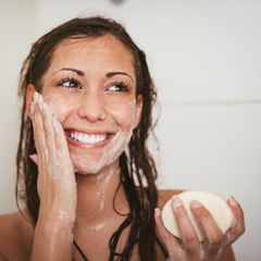 Eine Frau wäscht ihr Gesicht