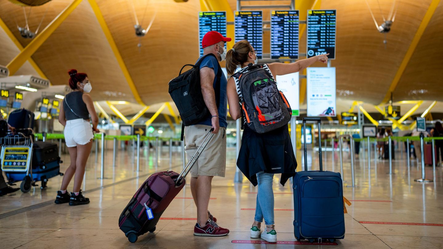 Reisende am Flughafen Madrid-Barajas: Wegen stark steigender Corona-Infektionszahlen stuft die Bundesregierung ganz Spanien seit Sonntag als Risikogebiet ein. 
