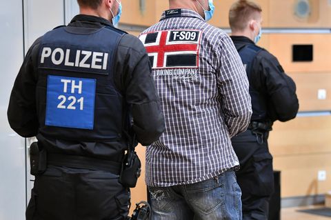 Polizisten bringen einen Angeklagten in den Gerichtssaal vor Beginn der Urteilsverkündung im Ballstädt-Prozess