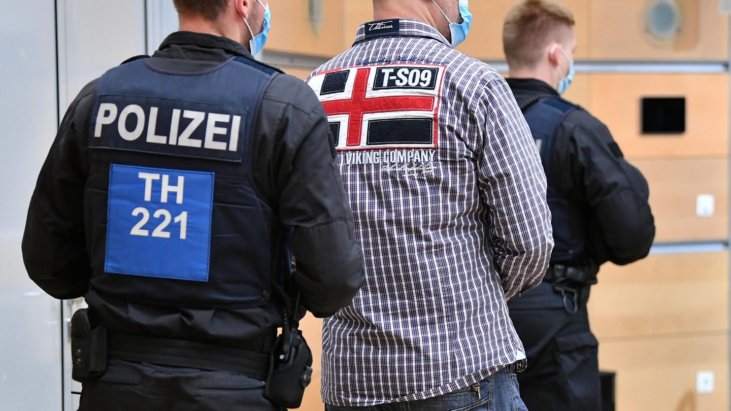 Polizisten bringen einen Angeklagten in den Gerichtssaal vor Beginn der Urteilsverkündung im Ballstädt-Prozess