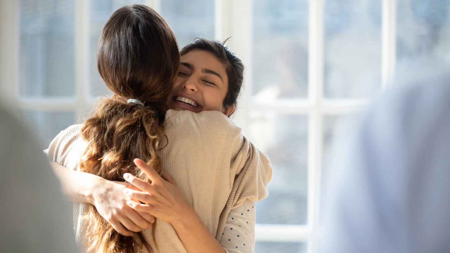 Zwei Frauen umarmen sich