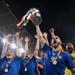 Italiens Spieler bejubeln mit dem Pokal den zweiten EM-Titel