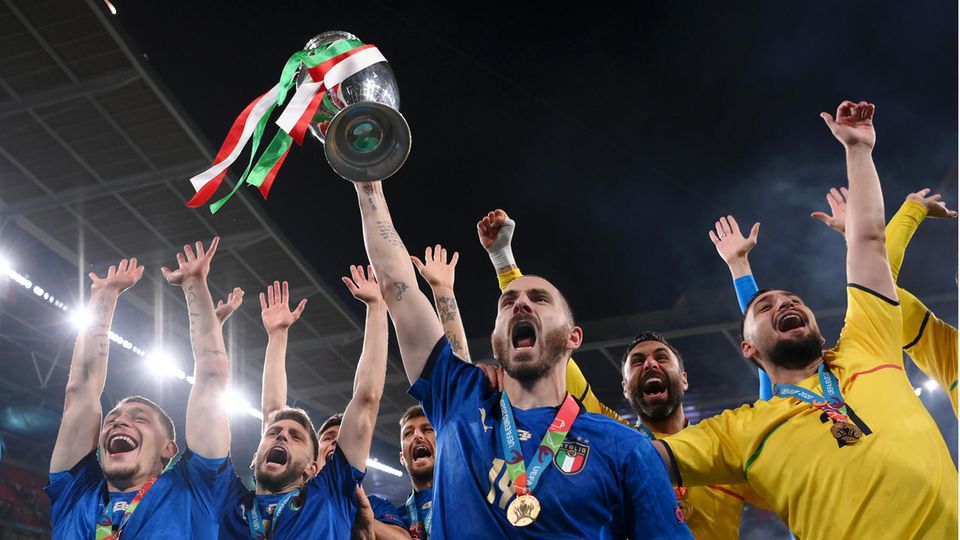 Italiens Spieler bejubeln mit dem Pokal den zweiten EM-Titel