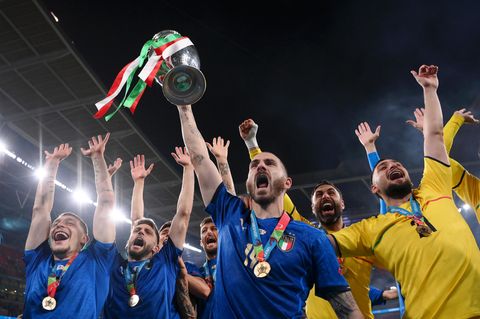 Italiens Spieler bejubeln mit dem Pokal den zweiten EM-Titel