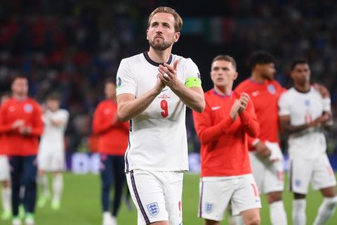 Der Kapitän der englischen Nationalelf, Harry Kane, stellt sich demonstrativ vor seine Mannschaftskollegen