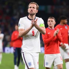 Der Kapitän der englischen Nationalelf, Harry Kane, stellt sich demonstrativ vor seine Mannschaftskollegen