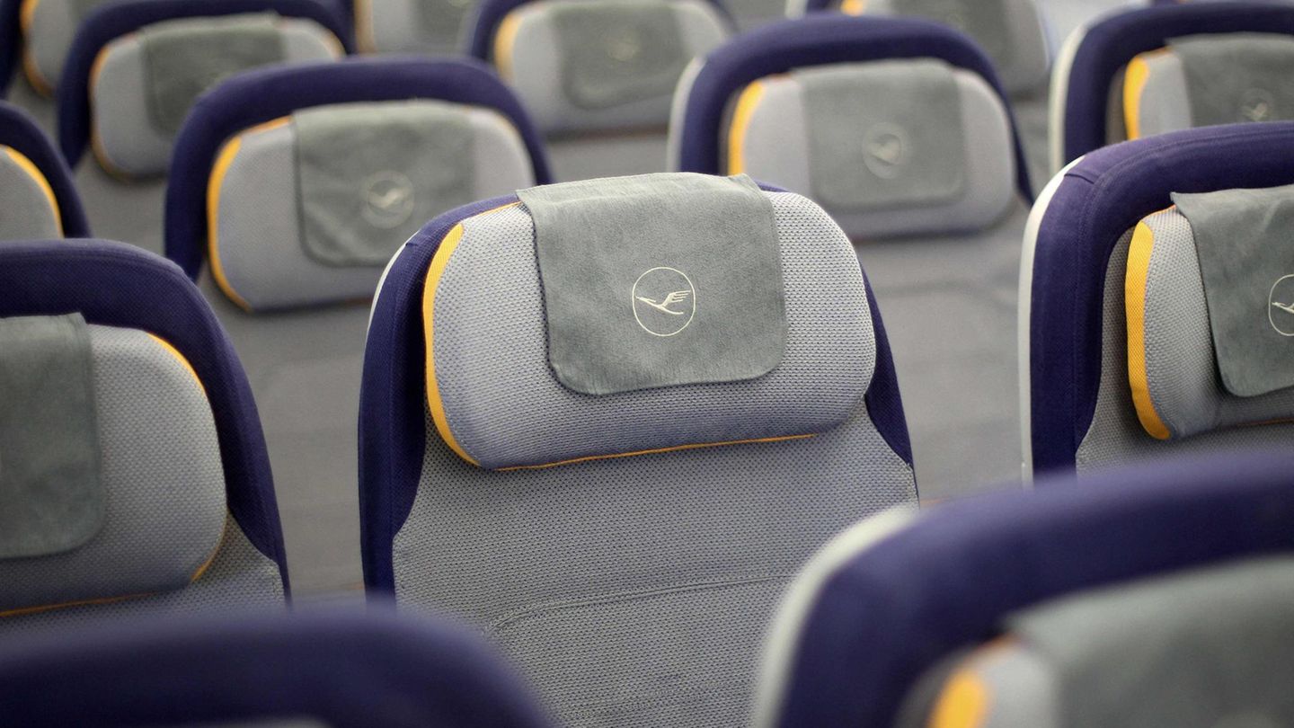 Sitzreihen in einem Flugzeug der Lufthansa