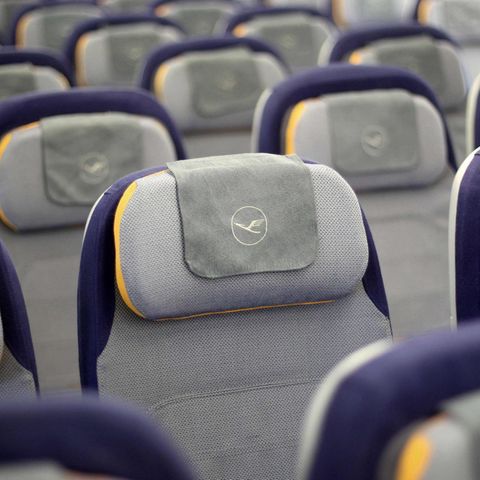 Sitzreihen in einem Flugzeug der Lufthansa