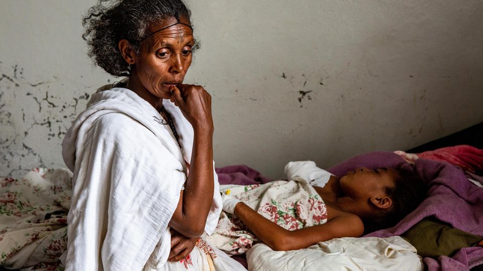 Lage in Tigray: Tsigabu Gebretensae sitzt am Krankenbett ihrer zwölfjährigen Tochter Genet. Bei einem Luftangriff der äthiopischen Armee wurde sie so schwer verletzt, dass die Ärzte ihren rechten Arm amputieren mussten. Ein Bruder des Mädchens starb Tsigabu Gebretensae sitzt am Krankenbett ihrer zwölfjährigen Tochter Genet. Bei einem Luftangriff der äthiopischen Armee wurde sie so schwer verletzt, dass die Ärzte ihren rechten Arm amputieren mussten. Ein Bruder des Mädchens starb