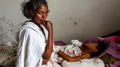Tsigabu Gebretensae sitzt am Krankenbett ihrer zwölfjährigen Tochter Genet. Bei einem Luftangriff der äthiopischen Armee wurde sie so schwer verletzt, dass die Ärzte ihren rechten Arm amputieren mussten. Ein Bruder des Mädchens starb