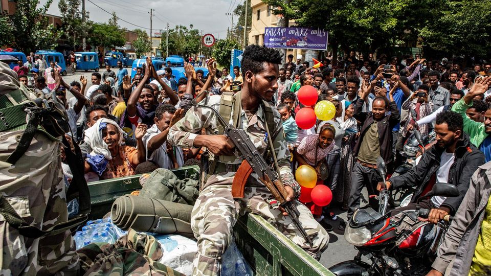 Lage in Tigray: Kämpfer der Rebellenmiliz "Tigray Defence Force" beim siegreichen Einzug in Mek’ele Kämpfer der Rebellenmiliz "Tigray Defence Force" beim siegreichen Einzug in Mek’ele