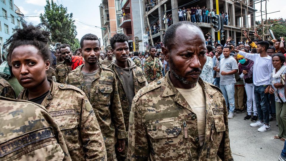 Lage in Tigray: Tage später lässt die Miliz Tausende kriegsgefangene äthiopische Soldaten durch die Stadt marschieren Tage später lässt die Miliz Tausende kriegsgefangene äthiopische Soldaten durch die Stadt marschieren