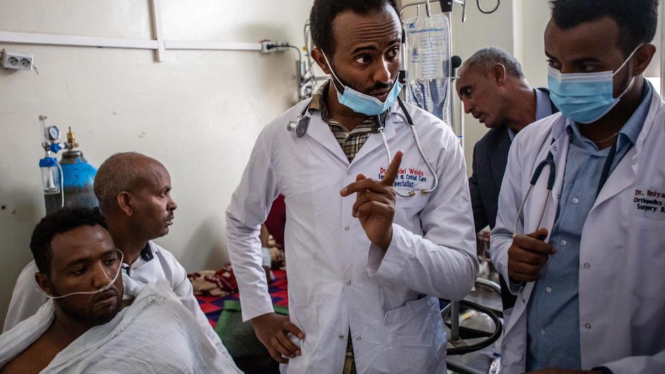 Lage in Tigray: Daniel Weldu (Mitte) leitet die Notaufnahme des Ayder-Krankenhauses von Mek’ele. Am Tag des Angriffs auf Togoga wollte er Hilfe leisten, aber Regierungssoldaten blockierten die Zufahrt zum Dorf Daniel Weldu (Mitte) leitet die Notaufnahme des Ayder-Krankenhauses von Mek’ele. Am Tag des Angriffs auf Togoga wollte er Hilfe leisten, aber Regierungssoldaten blockierten die Zufahrt zum Dorf
