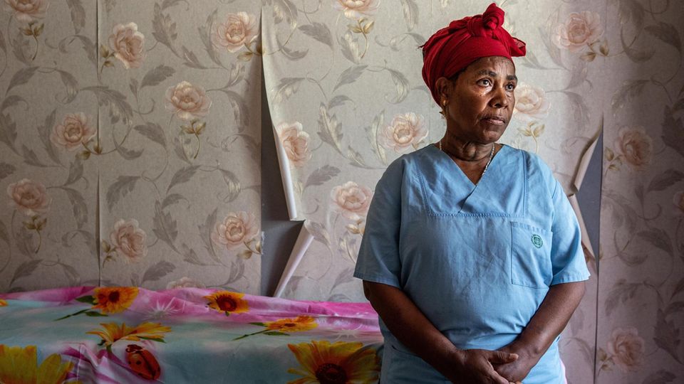 Lage in Tigray: Krankenschwester Hagusch Gebremedhin behandelt Vergewaltigungsopfer Krankenschwester Hagusch Gebremedhin behandelt Vergewaltigungsopfer